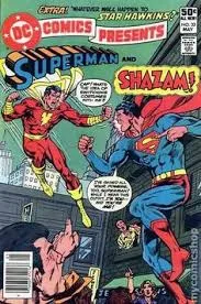 Superman y Shazam enfrentándose en un combate épico, con rayos y explosiones alrededor.