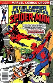 Peter Parker en su vida cotidiana, con su cámara de fotos y su característico traje de Spider-Man colgando en la espalda.