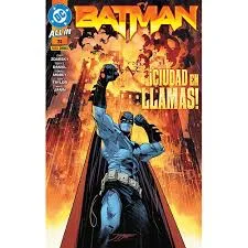 Batman vigilando Gotham mientras la ciudad arde en llamas, con edificios en llamas de fondo.